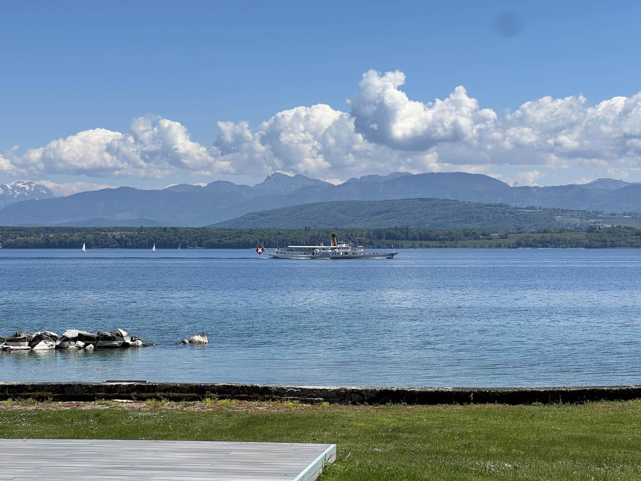 Founex | Terrain pieds dans l&rsquo;eau avec plage privée