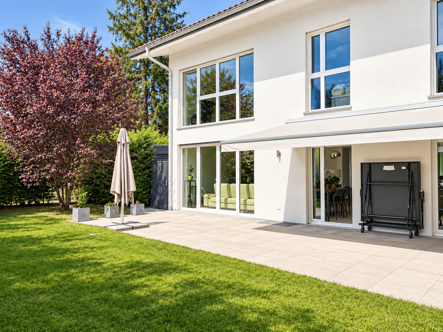 In a quiet neighborhood in Coppet—a modern, bright semi-detached villa